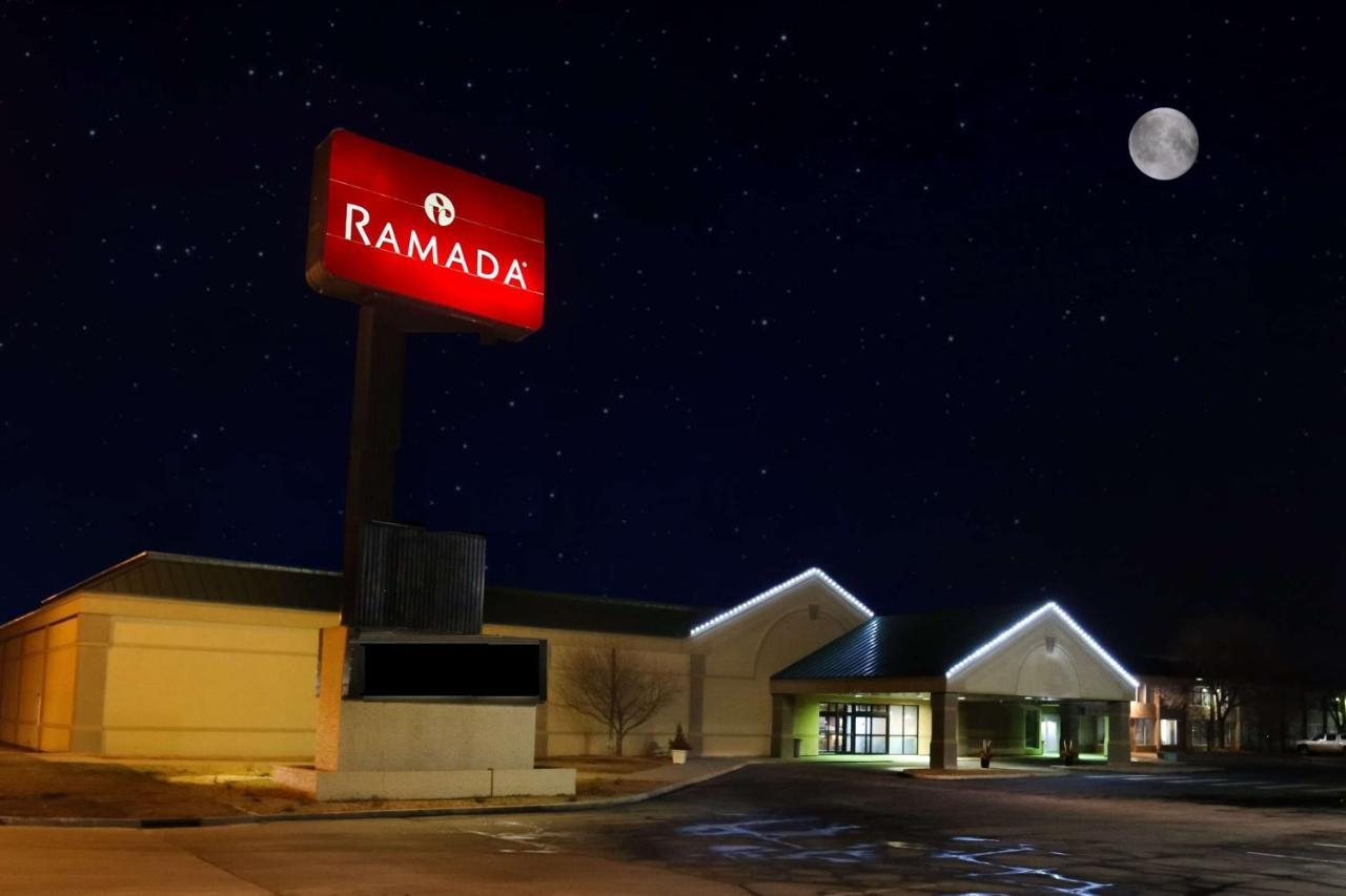 Ramada By Wyndham Mitchell Hotel & Conference Center Exterior foto